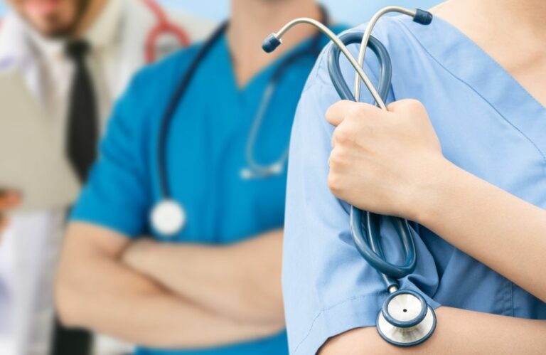 ΟΕΒ: Η εφαρμογή μέτρων για έλλειψη νοσηλευτών θα επανεξεταστεί