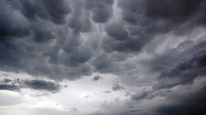 Παραμένει βροχερό το «σκηνικό» – Πότε θα εξασθενήσει η σκόνη