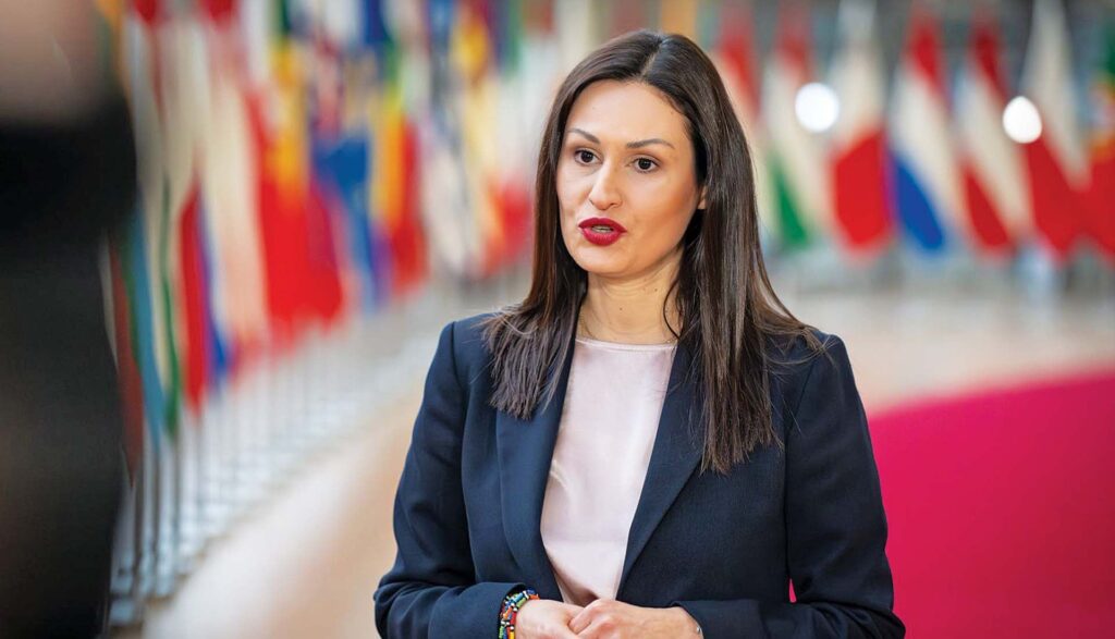 Η Μαρία Παναγιώτου συμβουλεύει την Ελλάδα για τον... αφθώδη πυρετό!