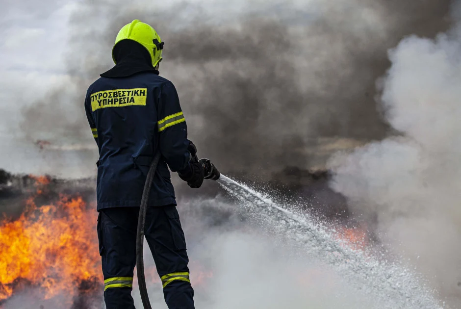 Πυρκαγιά σε σωρό από άχρηστα υλικά στη Λινόπετρα – Κινητοποίηση Πυροσβεστικής