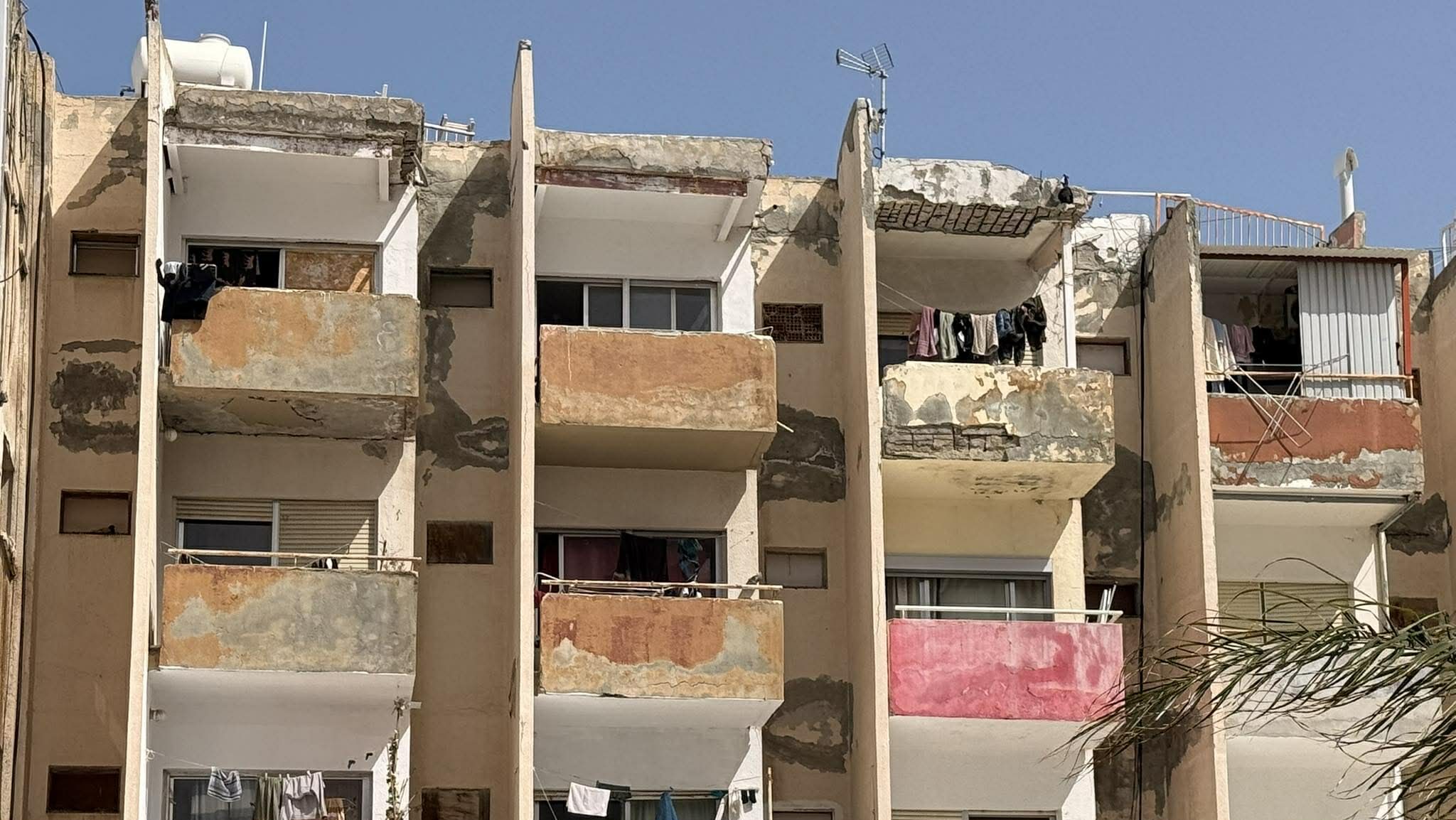 Ζητούν «βούλα» σε… ενοικιαστήρια έγγραφα για πολυκατοικία που κρίθηκε επικίνδυνη