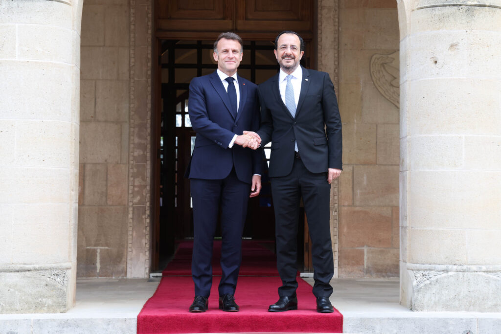 Μήνυμα στήριξης Μακρόν προς Χριστοδουλίδη με «Τηλλυρκώτισσα»  (βίντεο)