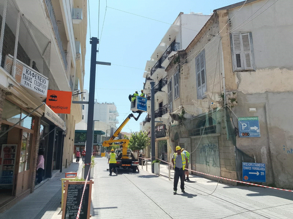 Μπαίνουν τα πρώτα σκίαστρα στην οδό Ερμού – Η μερική κάλυψη των εμπορικών δρόμων αποφασίστηκε σε συνεννόηση με τους καταστηματάρχες