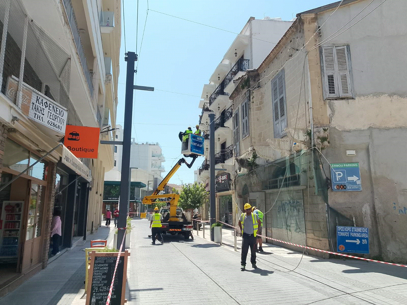 Μπαίνουν τα πρώτα σκίαστρα στην οδό Ερμού – Η μερική κάλυψη των εμπορικών δρόμων αποφασίστηκε σε συνεννόηση με τους καταστηματάρχες