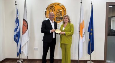 Συνάντηση με πρέσβειρα Σερβίας