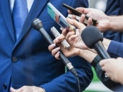 δημοσιογραφος