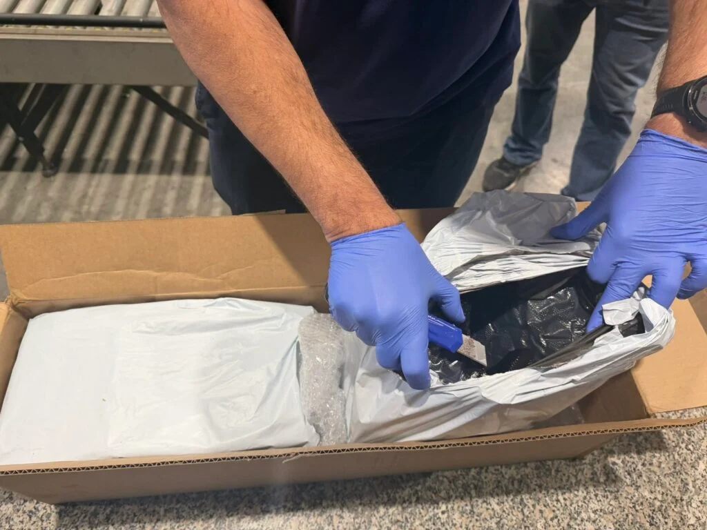 Αεροδρόμιο Λάρνακας: Εντοπίστηκαν από την ΥΚΑΝ 4 κιλά κάνναβης σε πακέτο  (φώτο)