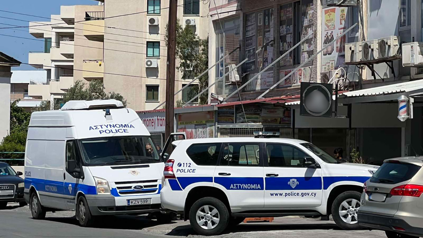Λάρνακα: Με τηλεσκοπικό μηχάνημα παραδόθηκαν στα ασθενοφόρα οι τρεις που πήδηξαν από το μπαλκόνι (φώτο)