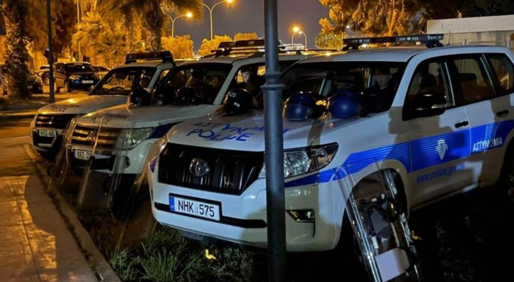 Κροτίδες, πετροβολισμοί και συλλήψεις: Γης μαδιάμ τα έκαναν στον αγώνα futsal ΑΕΛ-ΑΠΟΕΛ