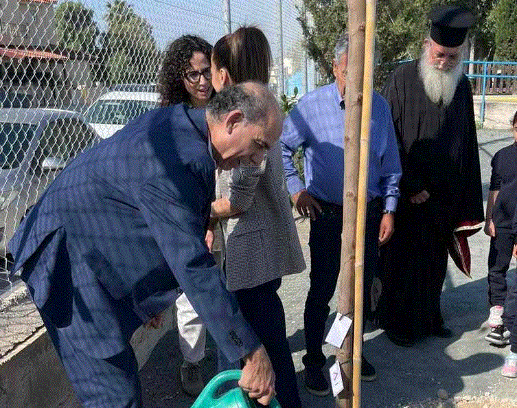 Ο Δήμαρχος Αραδίππου, Χριστόδουλος Πάρτου, σε μια όμορφη δράση πρασίνου στο Γ’ Δημοτικό Σχολείο Αραδίππου