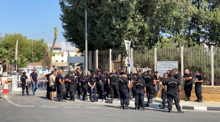 Κατεβάζουν ρολά οι δεσμοφύλακες της ΙΣΟΤΗΤΑΣ, κατέρχονται σε 24ωρη απεργία