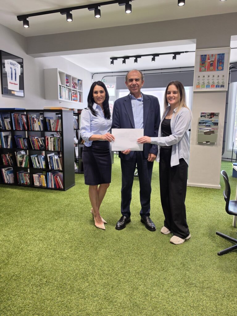 Στην παράδοση της επιταγής προς το Ίδρυμα Athlin από τη Windstorm Trading & Investments Ltd ο Δήμαρχος Αραδίππου, Χριστόδουλος Πάρτου