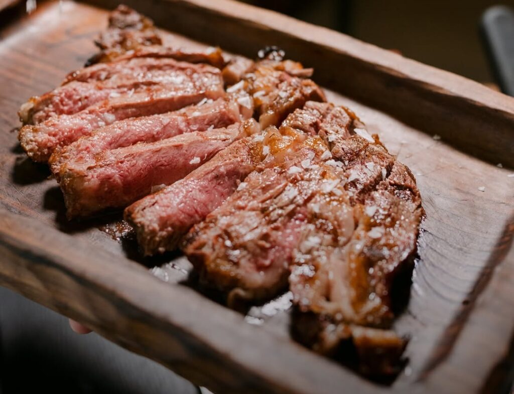 Steak εμπειρία δίπλα στη θάλασσα στο Lush Beach Bar Resto
