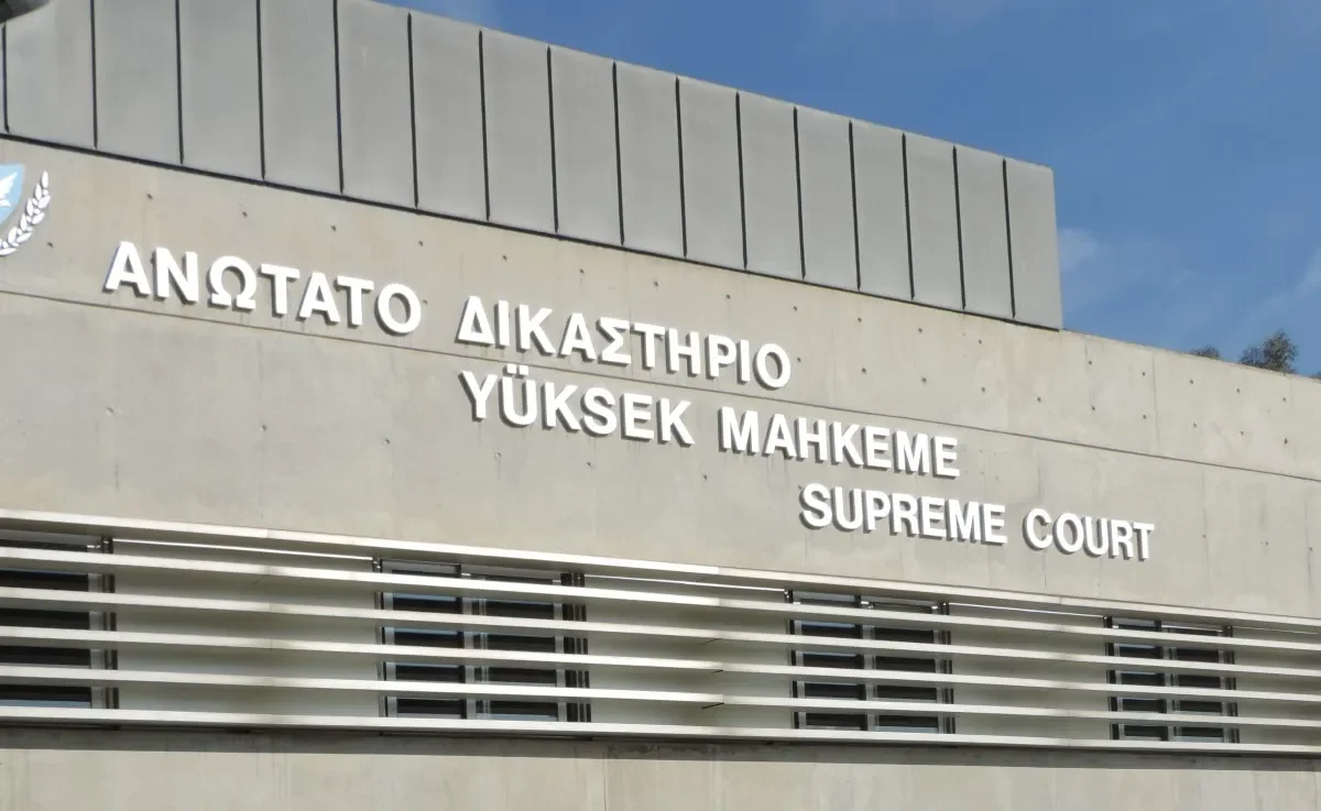«Όχι» Ανωτάτου σε ύποπτους για ακύρωση ενταλμάτων σύλληψης για εμπρησμό ταξί