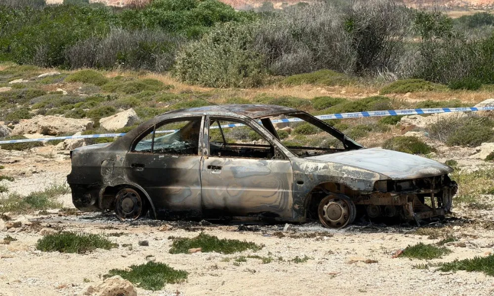 Με 77χρονο ελλείποντα συνδέουν το καμένο όχημα μέσα στο οποίο βρέθηκε απανθρακωμένη σορός στο Λιοπέτρι