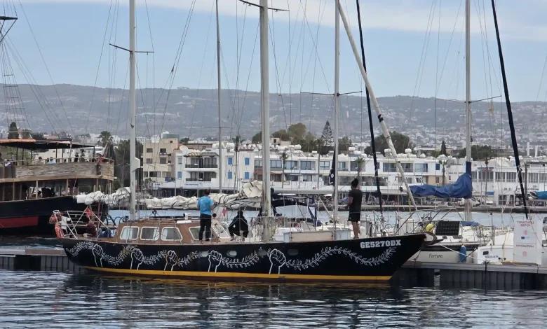 Παραμένει στο λιμανάκι της Κάτω Πάφου το πλοιάριο του Global Sumud Flotilla