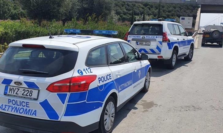 Αναστάτωση σε κυκλικό κόμβο – Ανατράπηκε φορτηγό και σκόρπισε παντού άμμο  (βίντεο)