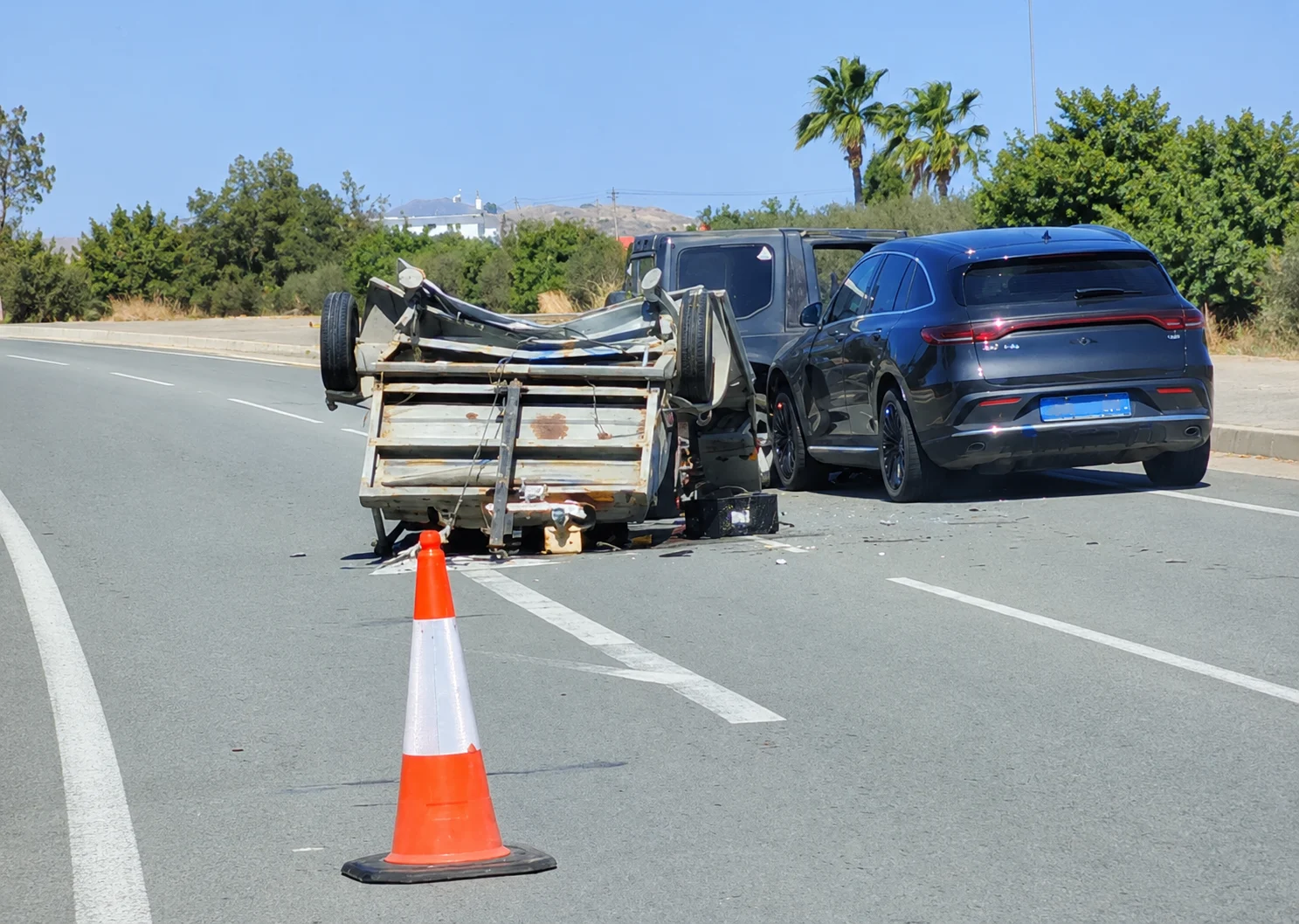 Όχημα καρφώθηκε σε πινακίδα οδικών έργων στον αυτο/δρομο στο ύψος Ορόκλινης  (βίντεο)