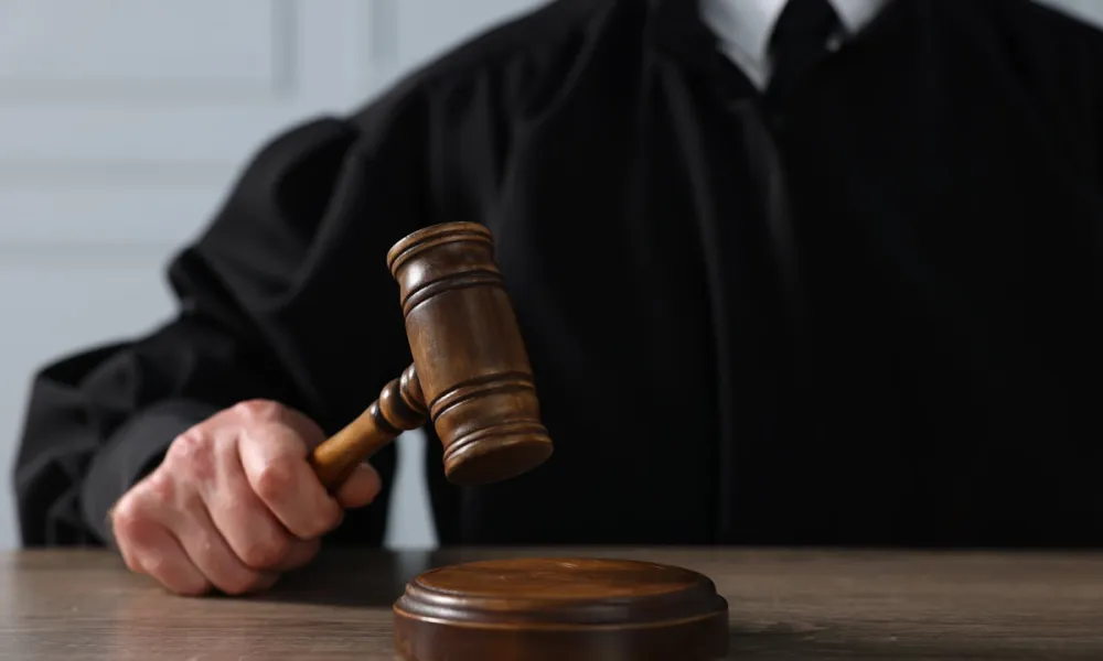 Πέρασε με κόκκινο αλλά δεν εμφανίστηκε στο δικαστήριο – «Ζήτησε και τα ρέστα»
