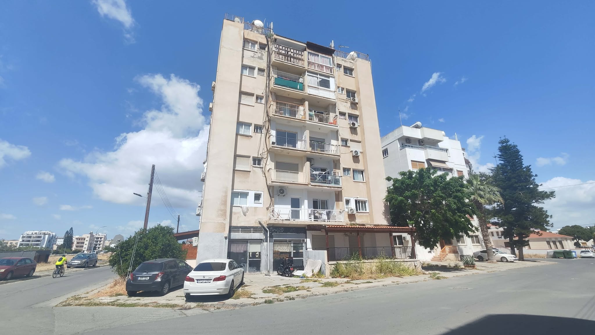 Άρση επικινδυνότητας και όχι απαραίτητα κατεδάφιση για τις επικίνδυνες πολυκατοικίες της Λάρνακας – «Κληρονομήσαμε παθογένειες», δήλωσε ο Άγγελος Χατζηχαραλάμπους – Το Madona Court η πρώτη πολυκατοικία που εκκενώνεται