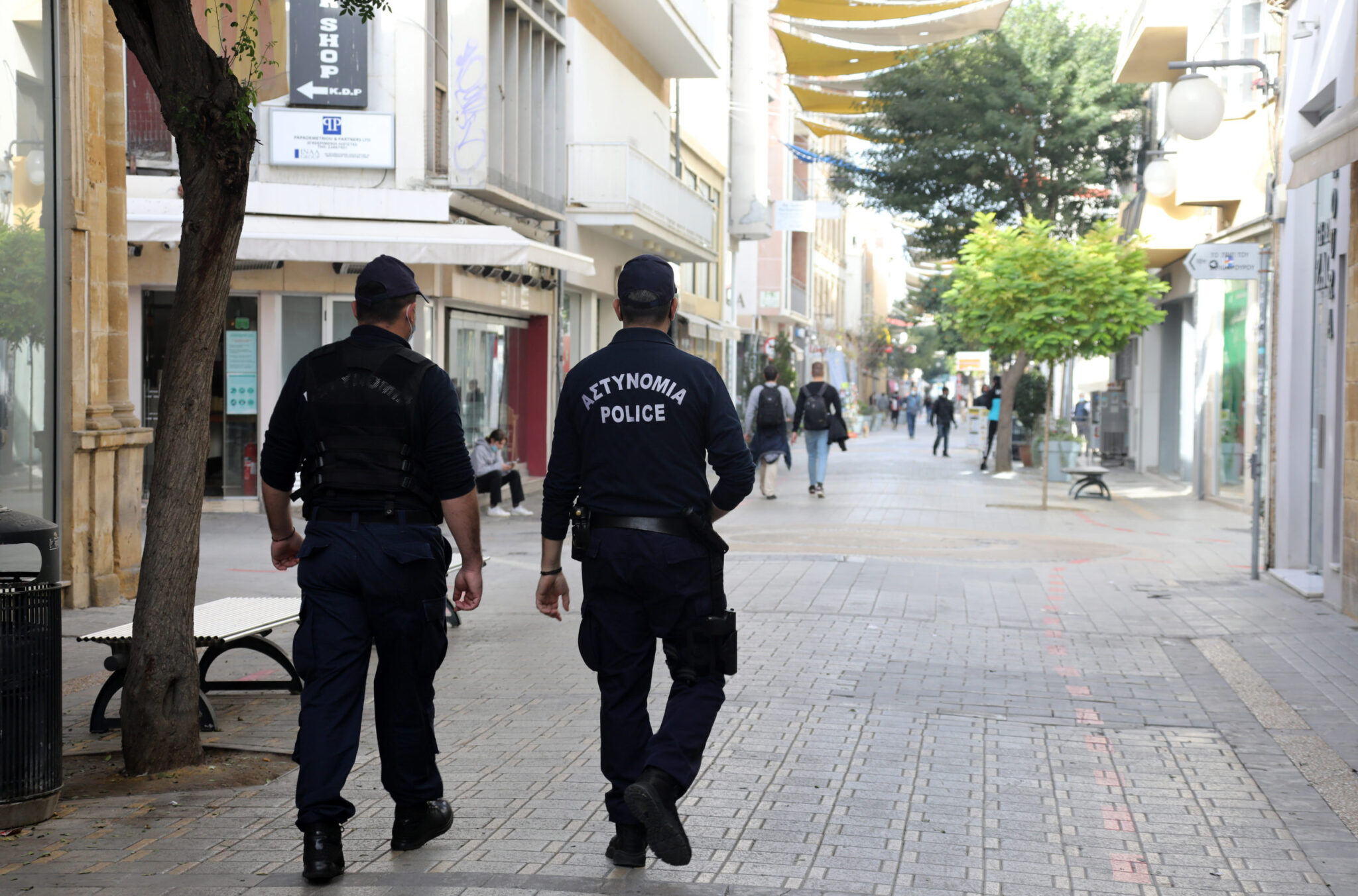 Άνδρας σε έξαλλη κατάσταση προκαλούσε ζημιές στη Λήδρας – Απείλησε αστυνομικό