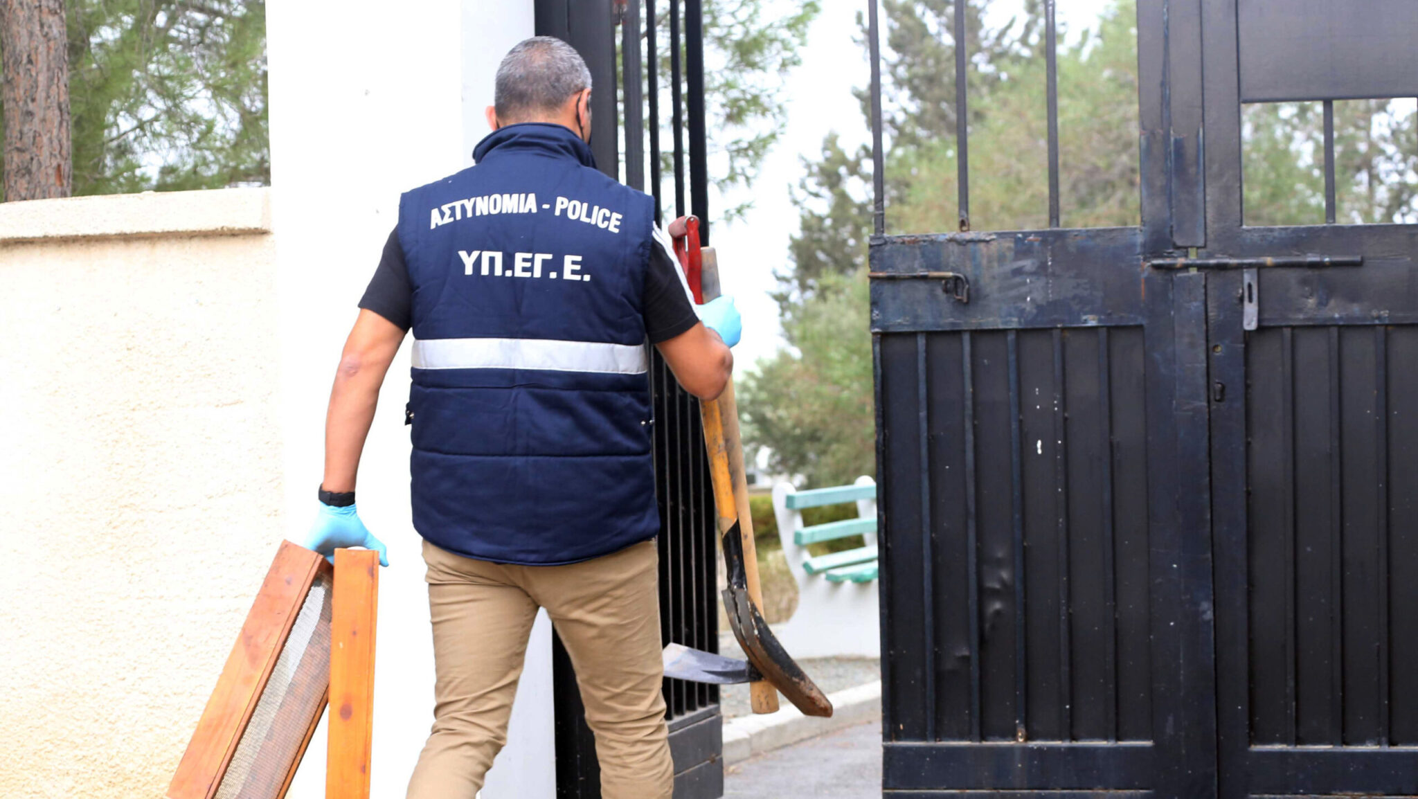 Τρεις Ελιές: Αναμένουν εκθέσεις ανθρωπολόγου και αρχαιολόγου οι Αρχές για τα οστά έξω από το κοιμητήριο