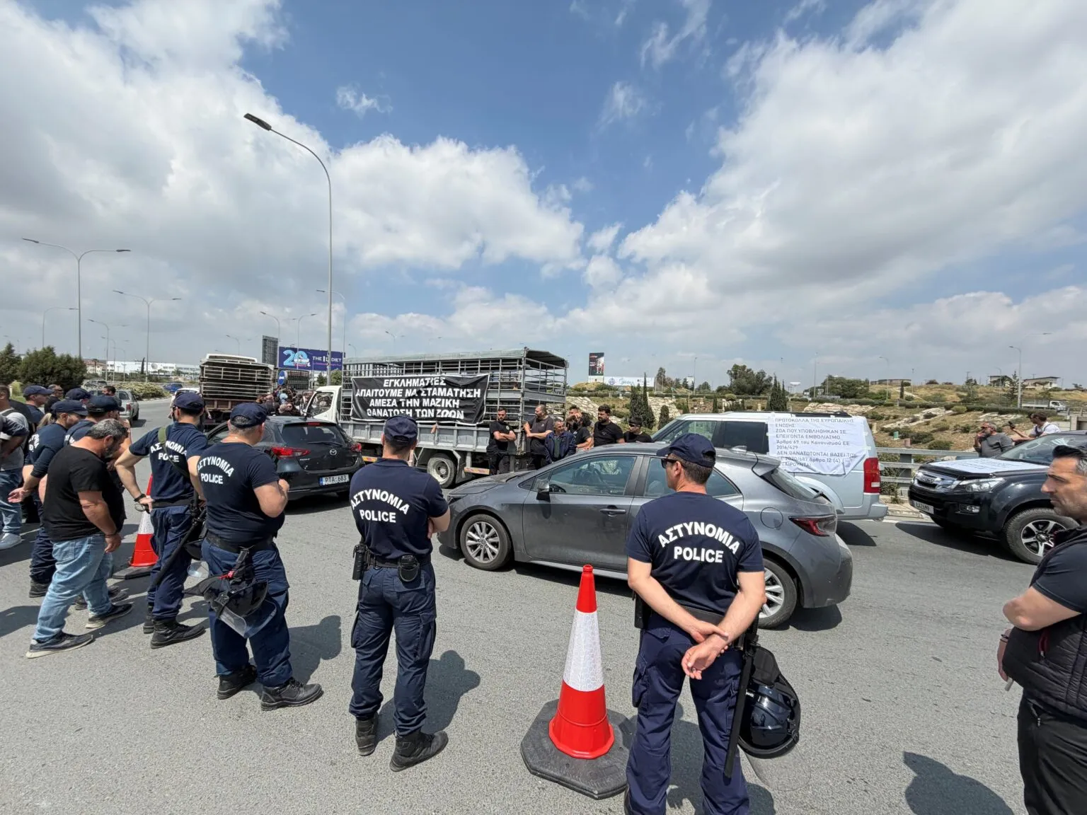 «Φτάνει, αρκετά χρονοδιαγράμματα δώσαμε»: Γιατί επέλεξαν ξανά την Ριζοελιά, τι λένε για την ταλαιπωρία – Στέλνουν εντός της ημέρας επιστολή στην αστυνομία κι αρχίζουν νέο κύκλο διαμαρτυριών