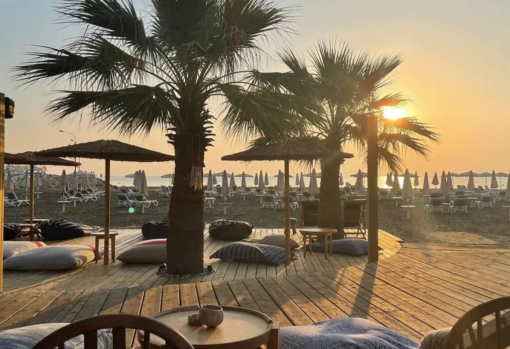 3 μοναδικά beach bars στη Λάρνακα για να χαλαρώσεις το Σαββατοκύριακο