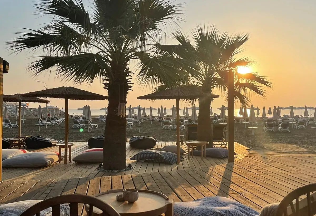 3 μοναδικά beach bars στη Λάρνακα για να χαλαρώσεις το Σαββατοκύριακο