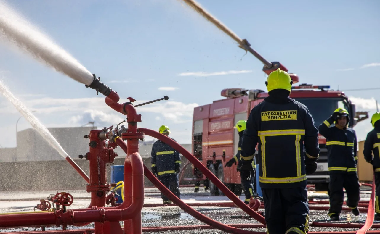 Με επιτυχία η άσκηση κατάσβεσης πετροχημικών στο αεροδρόμιο Λάρνακας από Πυροσβεστική
