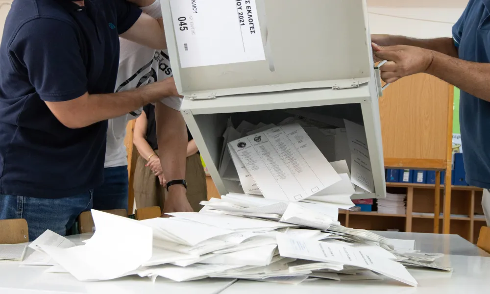 Exit Polls: Πού συγκλίνουν και πού διαφέρουν οι μετρήσεις των καναλιών (φώτο)