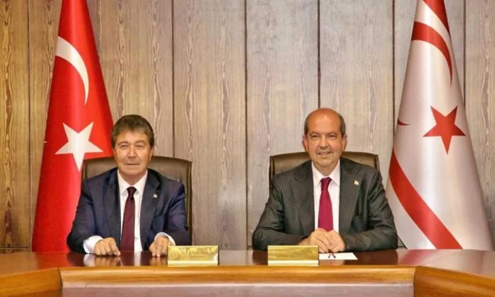 Τατάρ και Ουστέλ επικρίνουν ε/κ πλευρά για σημαία και μετονομασία οδού