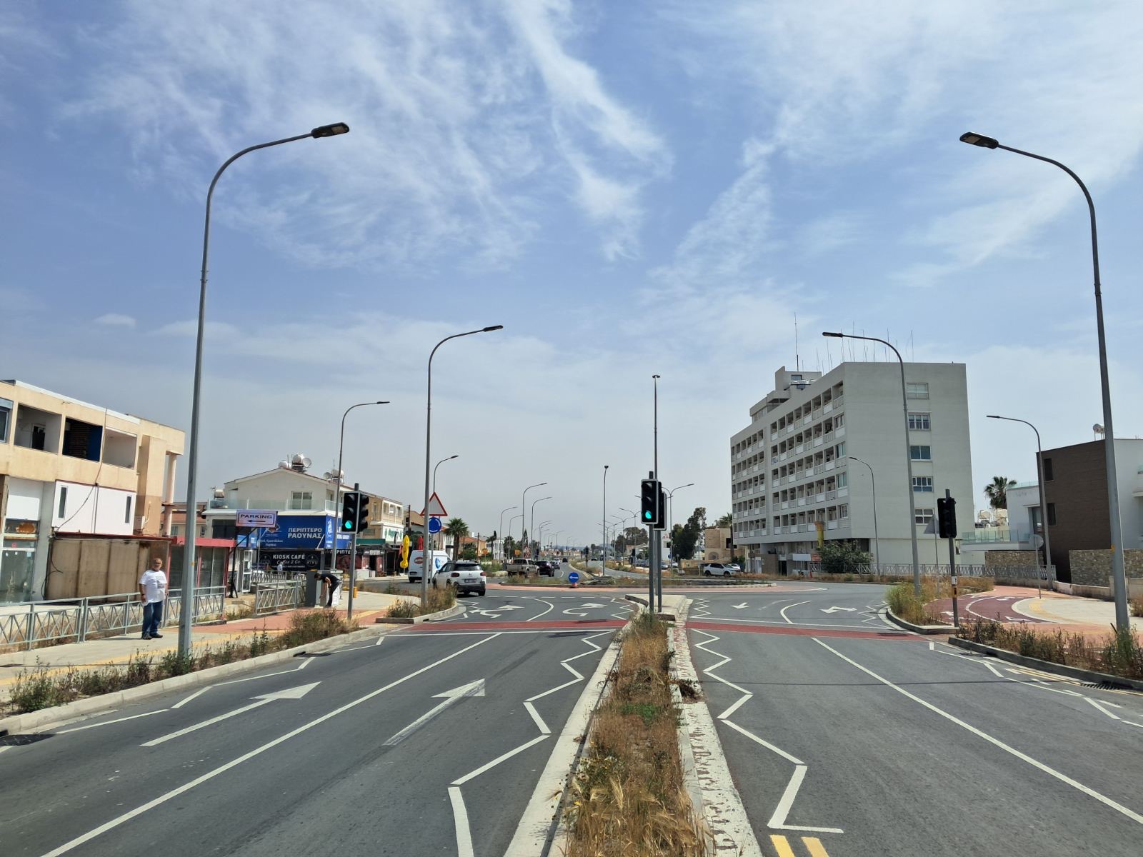 Σε λειτουργία νέες διαβάσεις πεζών στο δρόμο Λάρνακας – Δεκέλειας   (φώτο)