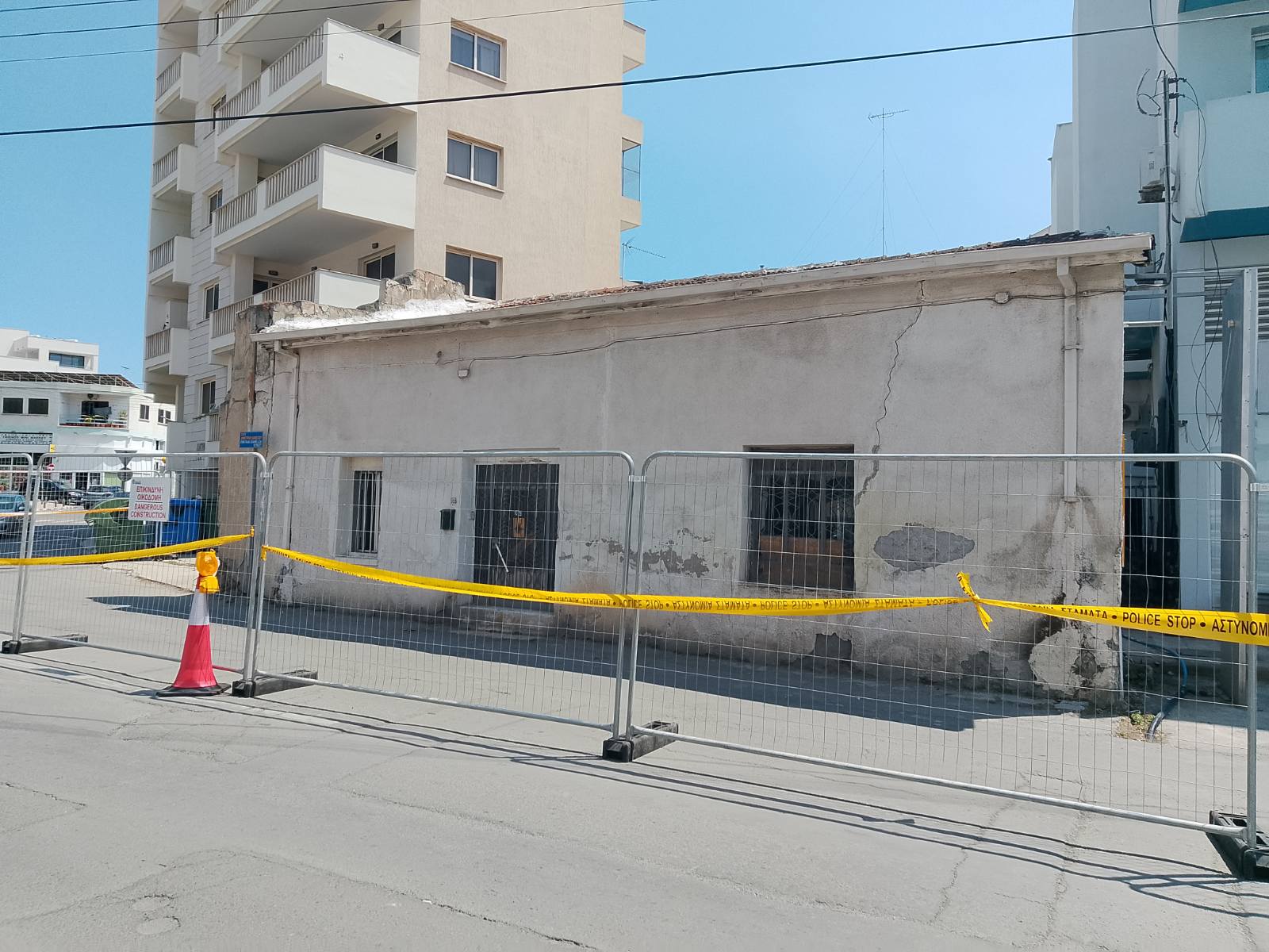 Σαν χάρτινοι πύργοι καταρρέουν παλιές κατοικίες στο κέντρο της Λάρνακας – Συναγερμός στον τοπικό ΕΟΑ, ο οποίος θέτει προ των ευθυνών τους, τους ιδιοκτήτες των επικίνδυνων οικοδομών