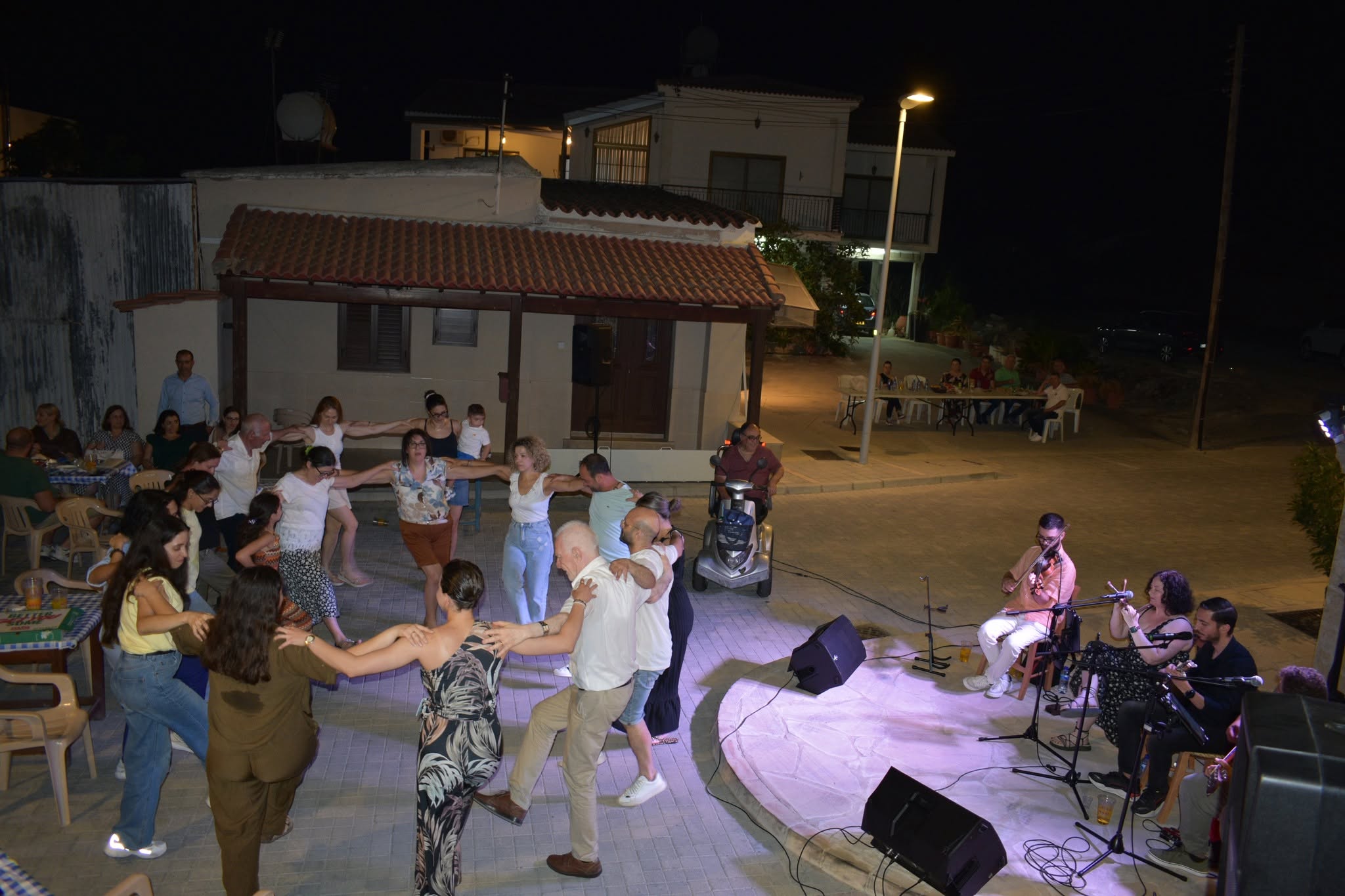 &Mu;&epsilon; &mu;&epsilon;&gamma;ά&lambda;&eta; &epsilon;&pi;&iota;&tau;&upsilon;&chi;ί&alpha; &gamma;&iota;&omicron;&rho;&tau;ά&sigma;&theta;&eta;&kappa;&epsilon; &eta; &Pi;&alpha;&gamma;&kappa;ό&sigma;&mu;&iota;&alpha; &Mu;έ&rho;&alpha; &Mu;&omicron;&upsilon;&sigma;&iota;&kappa;ή&sigmaf; &sigma;&tau;&omicron;&nu; &Delta;ή&mu;&omicron; &Alpha;&theta;&eta;έ&nu;&omicron;&upsilon; &mu;&epsilon; &Rho;&epsilon;&mu;&pi;έ&tau;&iota;&kappa;&eta; &Beta;&rho;&alpha;&delta;&iota;ά (&phi;ώ&tau;&omicron;)