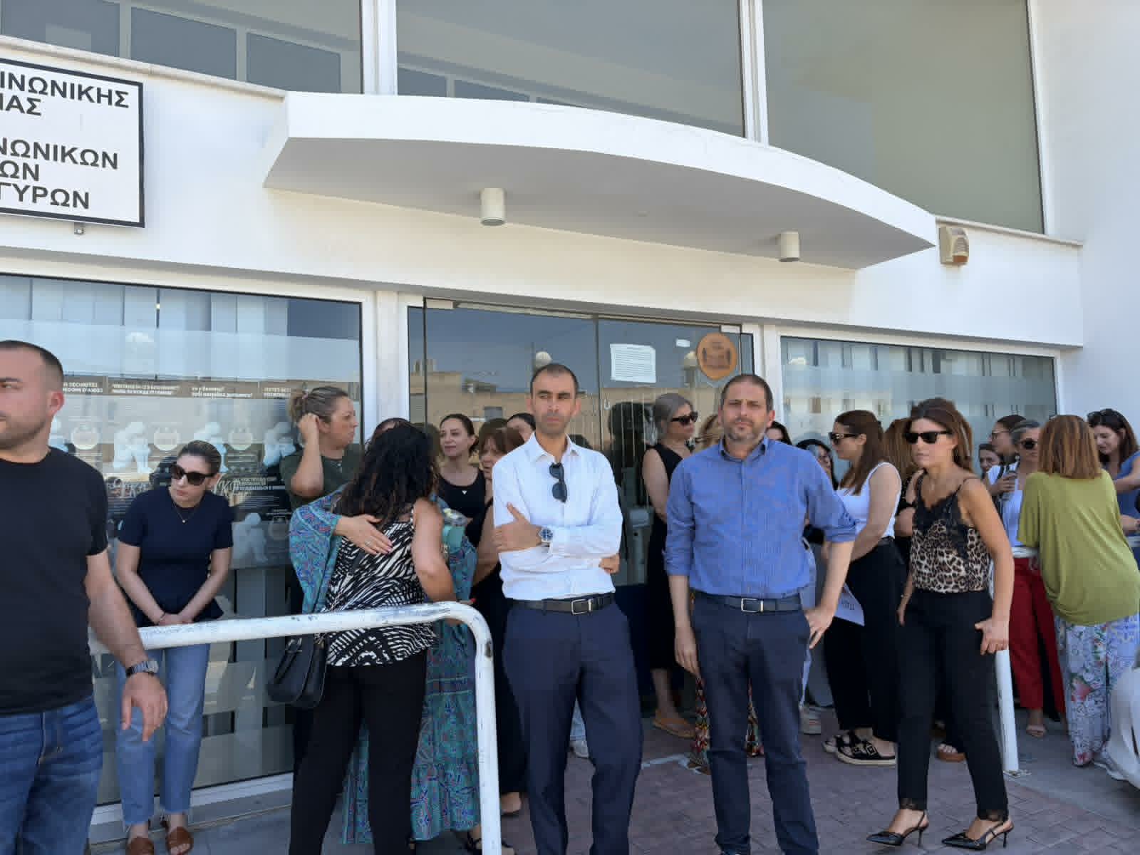 Ήθελε να του βρουν σπίτι ο 51χρονος που κατέστρεψε οχήματα στις ΥΚΕ, έσπευσε στη Λάρνακα η Υφυπουργός  (βίντεο – φώτο)