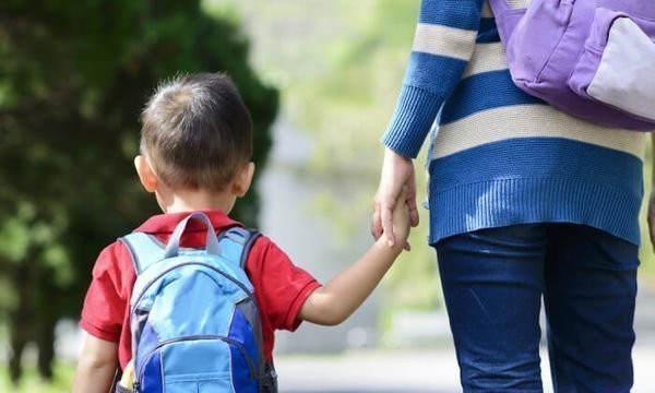 Γονική άδεια: Τι ισχύει όταν μεσολαβούν αργίες και Σαββατοκύριακα
