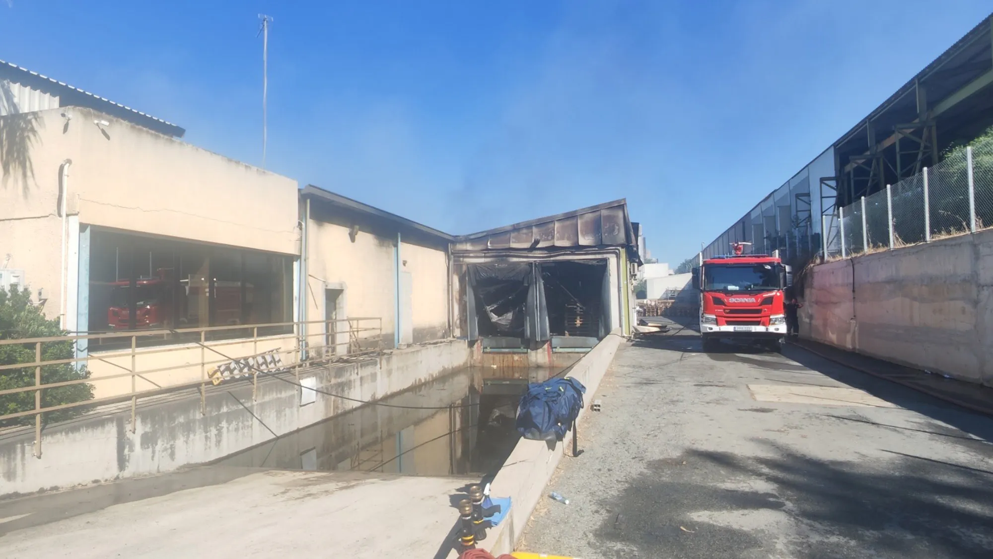 Η Πυροσβεστική για την πολύωρη μάχη με τις φλόγες στην Αραδίππου: «Όλα μέσα ήταν εύφλεκτα»: Πώς έφτασε και πήρε τόσο μεγάλες διαστάσεις η φωτιά στο εργοστάσιο  (φώτο)