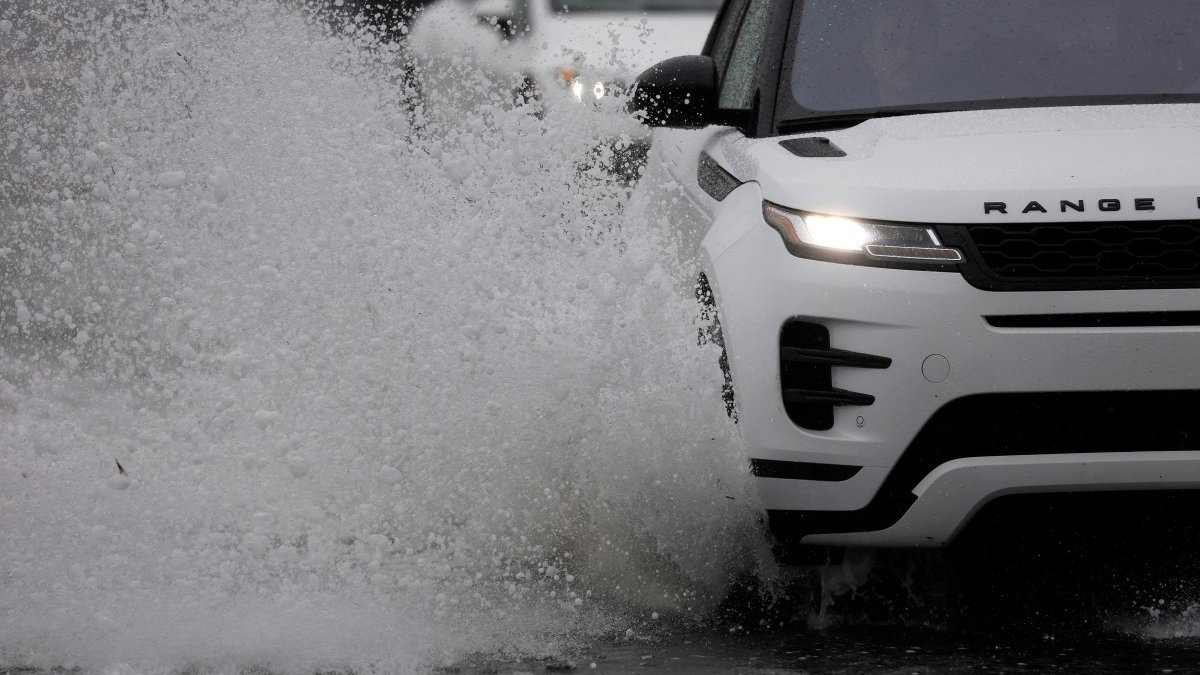 RAINING_CAR_ROAD-Photo_by_JUSTIN_.2e16d0ba.fill-1600×900