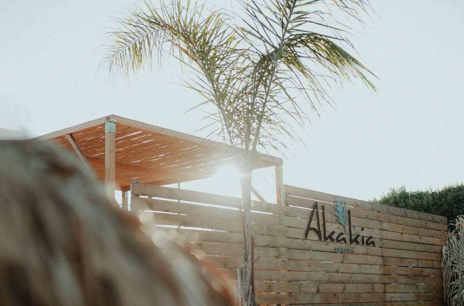 PARALOGA: Κυριακάτικο Beach Party στο Akakia Beach Bar