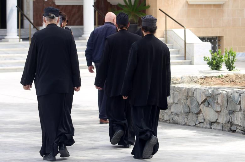 Δικηγόρος μοναχών: Κουκουλοφόροι τους χτύπησαν και τους απομάκρυναν από τη Μονή
