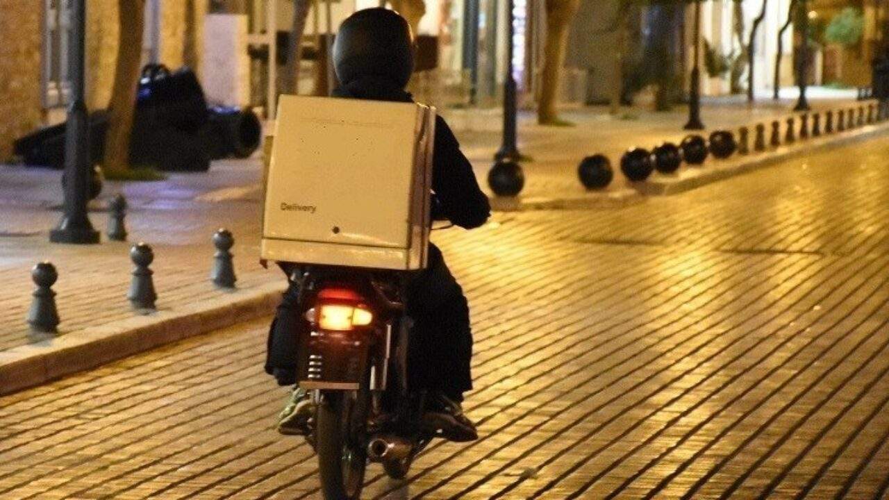«Κοιμούνται μέσα στα κιβώτια γάτες»: Απανωτά παράπονα πολιτών για τα delivery, οι συστάσεις των Υγιεονομικών στις επιχειρήσεις
