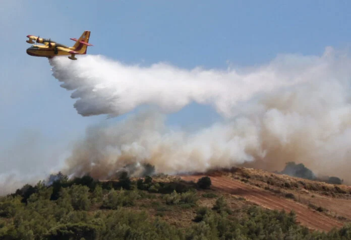fwtia-keratea-aeroplano-696×476