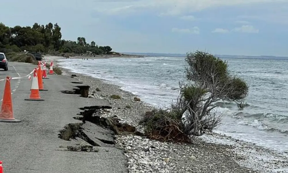 Κινδυνεύουν παραθαλάσσιες κατοικίες στο Μενεού εξαιτίας της διάβρωσης – SOS από τον δήμαρχο  (φώτο)