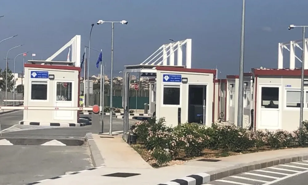 Αϊράνι, σαλάμι και κοτόπουλο κατάσχεσε το Τελωνείο σε έλεγχο στο οδόφραγμα Δερύνειας (φώτο)