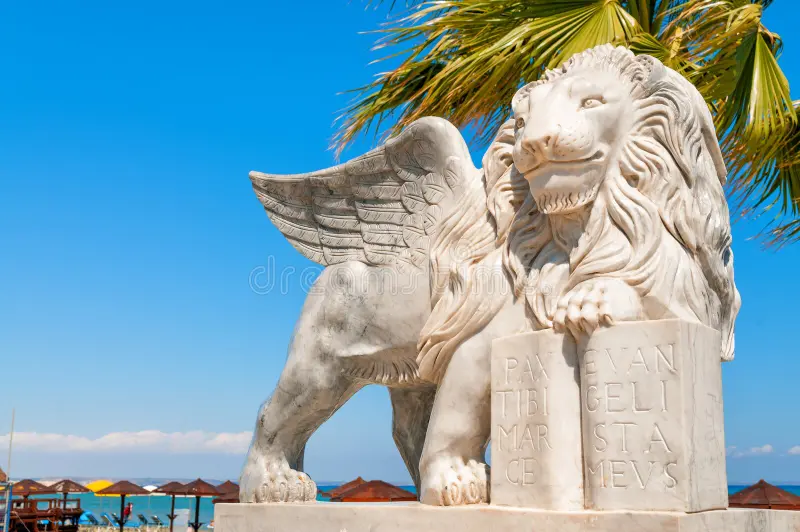 winged-lion-statue-foinikoudes-larnaca-cyprus-promenade-40657142