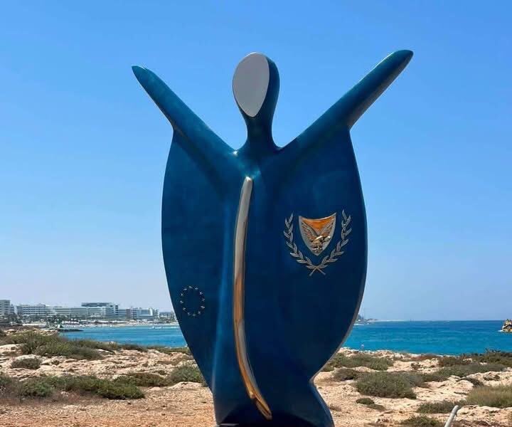 &Tau;&omicron; &epsilon;&nu;&tau;&upsilon;&pi;&omega;&sigma;&iota;&alpha;&kappa;ό &gamma;&lambda;&upsilon;&pi;&tau;ό &laquo;&Tau;&alpha;&xi;ί&delta;&iota; &tau;&eta;&sigmaf; &Kappa;ύ&pi;&rho;&omicron;&upsilon; &alpha;&nu;ά &tau;&omicron;&upsilon;&sigmaf; &alpha;&iota;ώ&nu;&epsilon;&sigmaf;&raquo; &tau;&omicron;&pi;&omicron;&theta;&epsilon;&tau;ή&theta;&eta;&kappa;&epsilon; &sigma;&tau;&eta;&nu; &pi;&epsilon;&rho;&iota;&omicron;&chi;ή &Lambda;&epsilon;ύ&kappa;&omicron;&lambda;&lambda;&alpha; &tau;&omicron;&upsilon; &Pi;&alpha;&rho;&alpha;&lambda;&iota;&mu;&nu;ί&omicron;&upsilon;!
