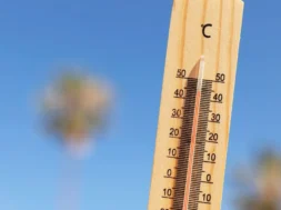 48708fcd_close_up_thermometer_showing_high_temperature_1