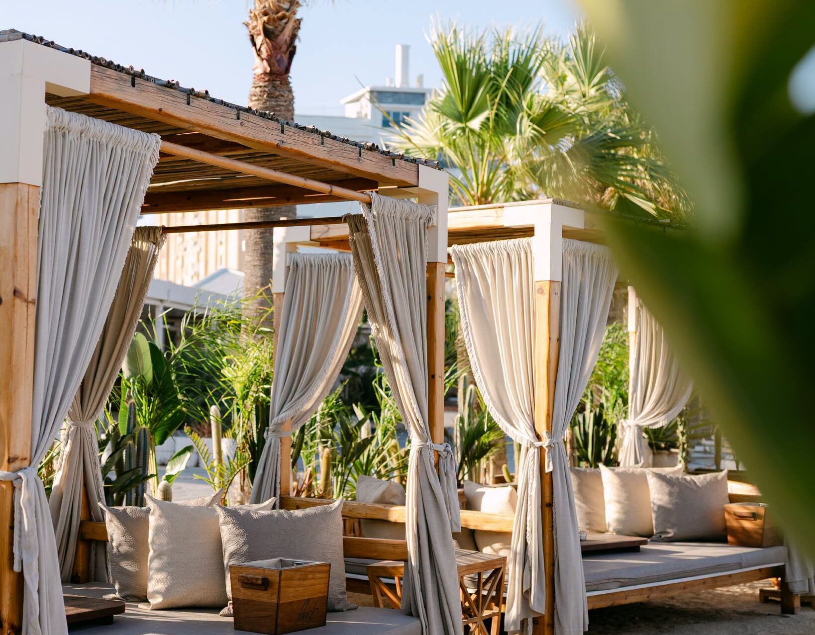 Ψάχνεις το ιδανικό beach bar για να αράξεις; Βρήκαμε το απόλυτο all-day beach destination της Λάρνακας