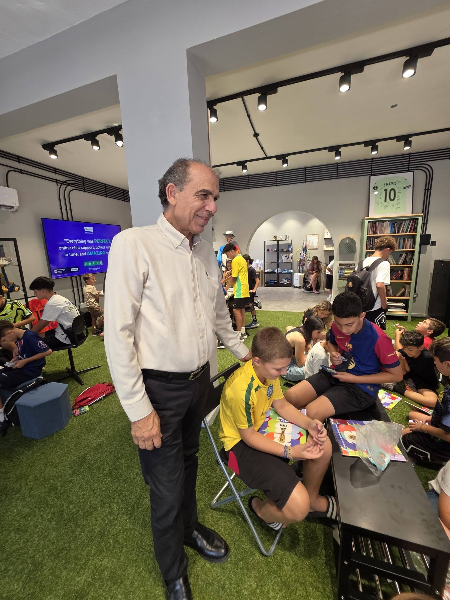 Ο Δήμαρχος Αραδίππου στη Γιορτή Συλλεκτών Panini στο ΑΘΛΕΙΝ  (φώτο)